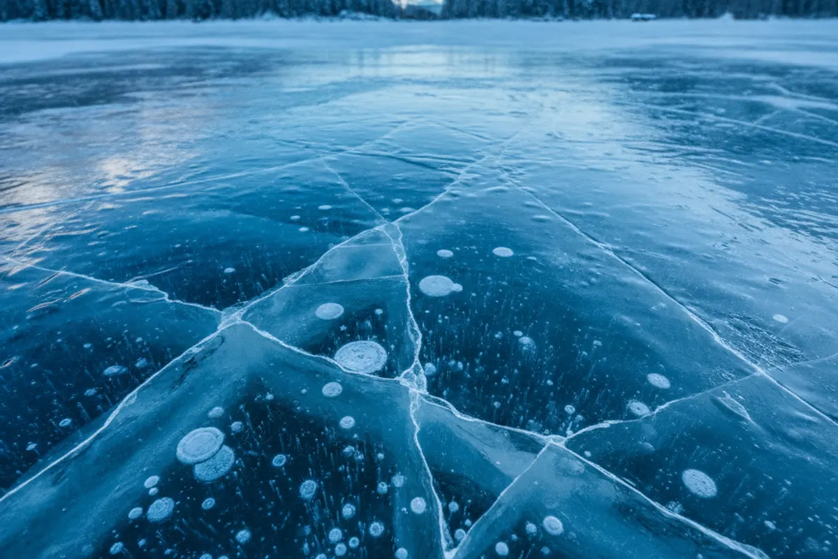 Surface de lac gele avec texture de glace detaillee en lumiere froide